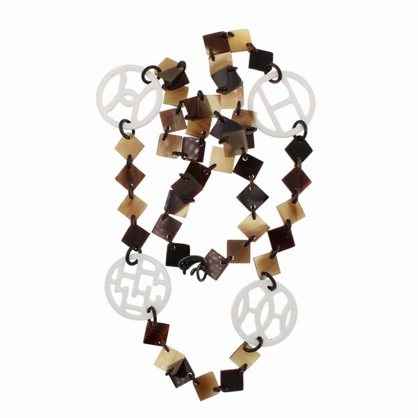 Hermes lunga collana in bachelite a motivo geometrico  - Asta Fashion Vintage - Associazione Nazionale - Case d'Asta italiane