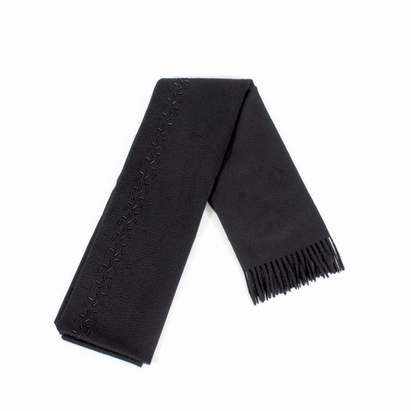 Stola vintage in cashmere nero  - Asta Fashion Vintage - Associazione Nazionale - Case d'Asta italiane