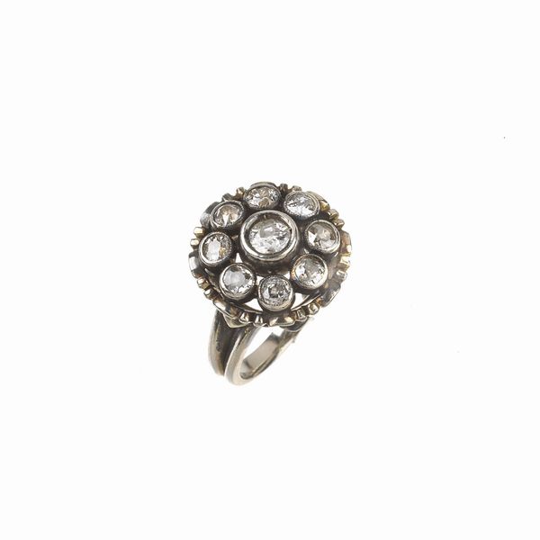 ANELLO A FORMA DI FIORE CON DIAMANTI  - Asta Gioielli - Associazione Nazionale - Case d'Asta italiane