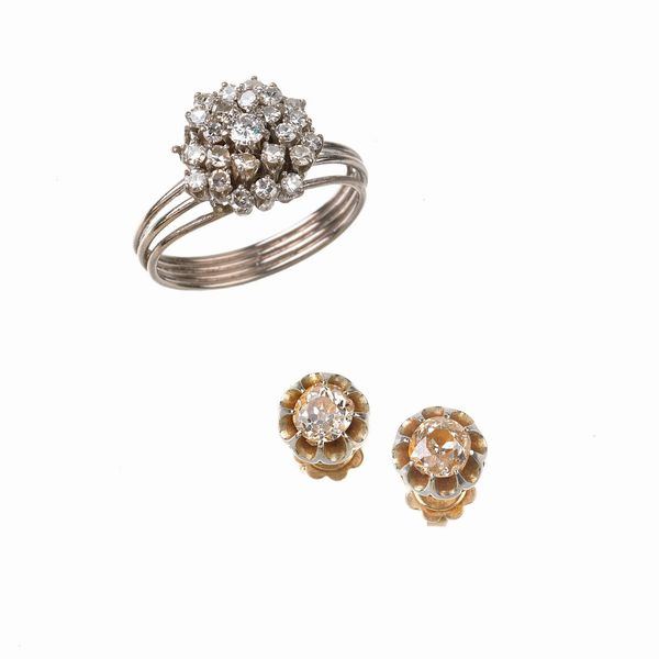 PAIO DI ORECCHINI E ANELLO CON DIAMANTI  - Asta Gioielli - Associazione Nazionale - Case d'Asta italiane