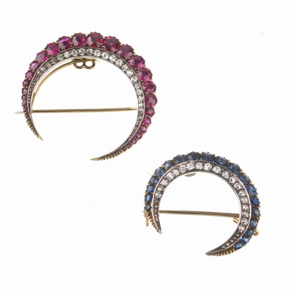 DUE SPILLE A FORMA DI MEZZALUNA  - Asta Gioielli - Associazione Nazionale - Case d'Asta italiane