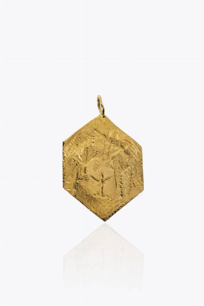RICCARDO LICATA Torino 1929 - 2014 Venezia : Peso gr5 4 Cm 4 1x3 Ciondolo in oro giallo  di forma esagonale  firmato Licata  fronte satinato inciso con motivi astratti. Esemplare unico  - Asta Gioielli  - Associazione Nazionale - Case d'Asta italiane
