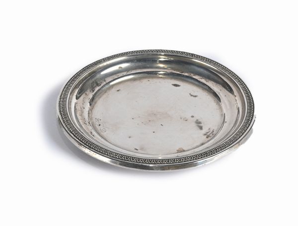 Due piattini circolari diversi in argento  - Asta Argenti Antichi e da Collezione - Associazione Nazionale - Case d'Asta italiane