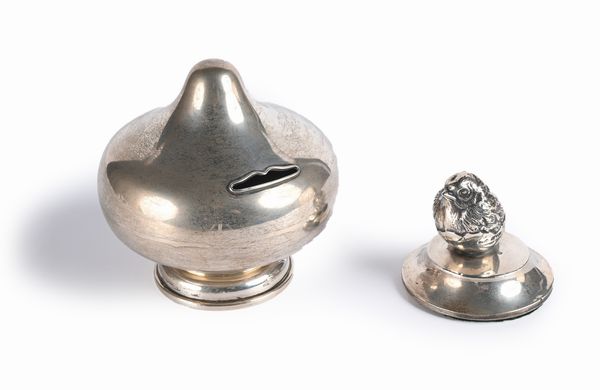 Salvadanaio in argento e fermacarte con pulcino, A. Barrett & Sons Piccadilly, Londra 1908  - Asta Argenti Antichi e da Collezione - Associazione Nazionale - Case d'Asta italiane