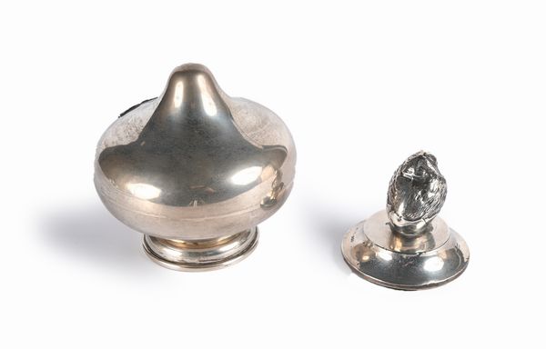 Salvadanaio in argento e fermacarte con pulcino, A. Barrett & Sons Piccadilly, Londra 1908  - Asta Argenti Antichi e da Collezione - Associazione Nazionale - Case d'Asta italiane