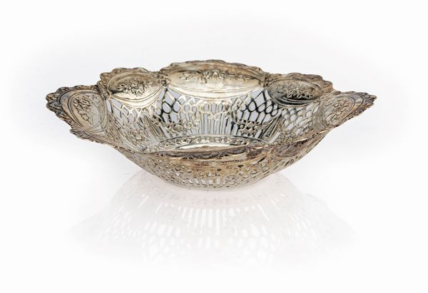 Vaschetta sbalzata, Germania, fine XIX/inizi XX secolo  - Asta Argenti Antichi e da Collezione - Associazione Nazionale - Case d'Asta italiane