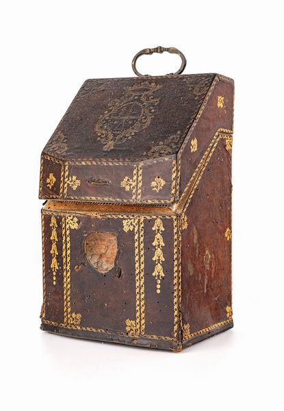 Antico cofanetto porta posate in legno rivestito in cuoio con stemma marchionale ed impressioni dorate  - Asta Argenti Antichi e da Collezione - Associazione Nazionale - Case d'Asta italiane
