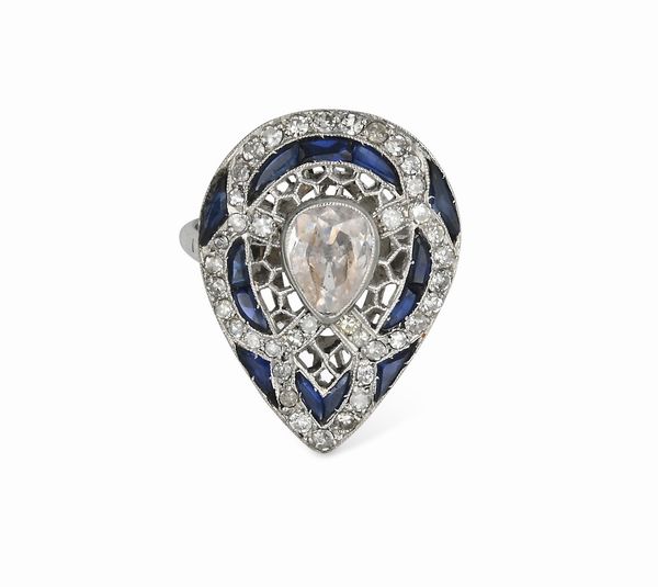 Anello dec� a goccia in platino, diamanti e zaffiri  - Asta Importanti Gioielli e Orologi da polso e da tasca - Associazione Nazionale - Case d'Asta italiane