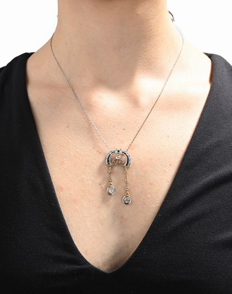 Pendente dec� in oro, platino, diamanti e zaffiri  - Asta Importanti Gioielli e Orologi da polso e da tasca - Associazione Nazionale - Case d'Asta italiane