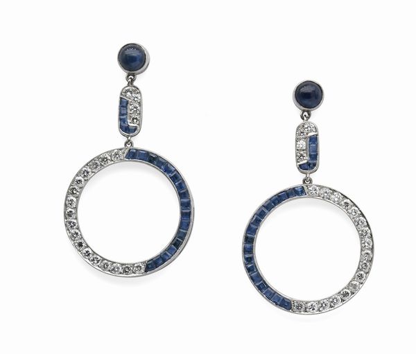 Coppia di orecchini dec� pendenti in platino, zaffiri e brillanti.  - Asta Importanti Gioielli e Orologi da polso e da tasca - Associazione Nazionale - Case d'Asta italiane