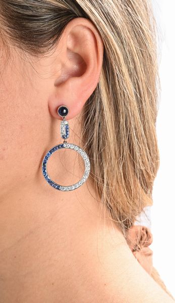 Coppia di orecchini dec� pendenti in platino, zaffiri e brillanti.  - Asta Importanti Gioielli e Orologi da polso e da tasca - Associazione Nazionale - Case d'Asta italiane