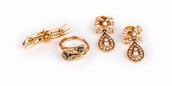 Gruppo di orecchini, anello e spilla borbonici in oro  - Asta Importanti Gioielli e Orologi da polso e da tasca - Associazione Nazionale - Case d'Asta italiane