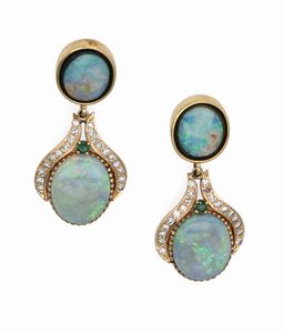 Coppia di orecchini pendenti in oro, opali, brillanti e smeraldi  - Asta Importanti Gioielli e Orologi da polso e da tasca - Associazione Nazionale - Case d'Asta italiane