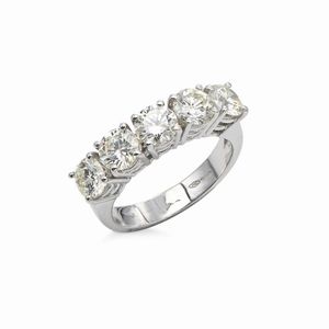 Anello a riviera in oro e brillanti  - Asta Importanti Gioielli e Orologi da polso e da tasca - Associazione Nazionale - Case d'Asta italiane