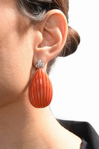 Orecchini pendenti in oro, corallo e brillanti  - Asta Importanti Gioielli e Orologi da polso e da tasca - Associazione Nazionale - Case d'Asta italiane