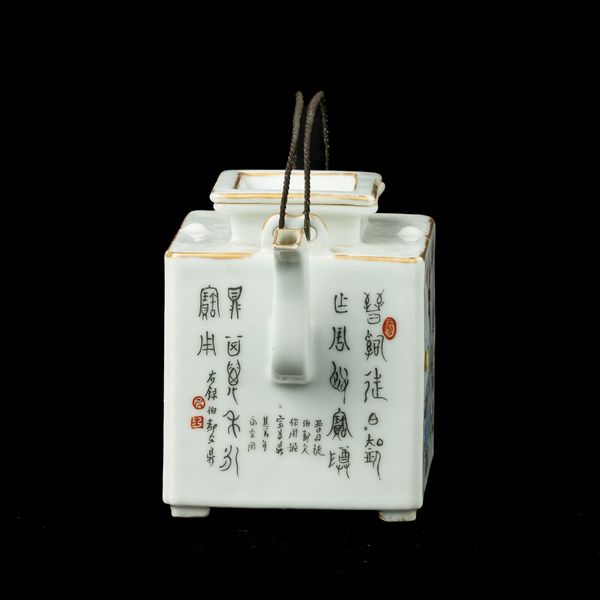 Teiera in porcellana con iscrizioni, poesia â€œBa Jiao Yuâ€ di ChengGai (Dinastia Song), Cina, XX secolo  - Asta Fine Asian Works of Art - Associazione Nazionale - Case d'Asta italiane