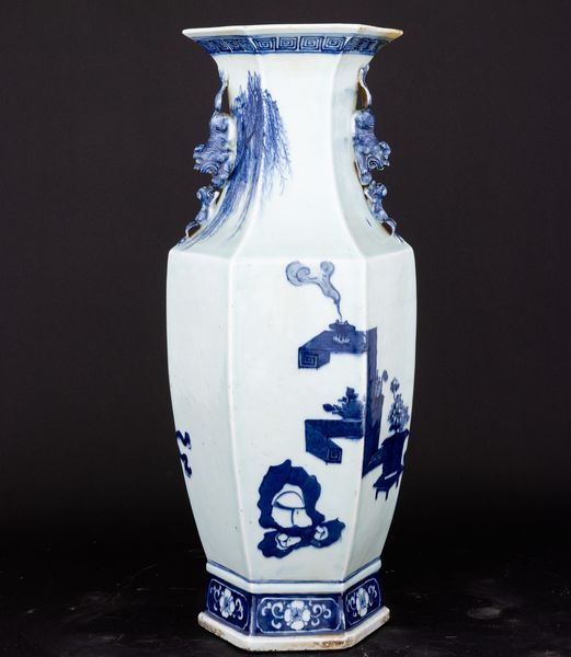 Grande vaso in porcellana bianca e blu con anse sagomate a foggia di cani di Pho e scena di vita comune, Cina, Dinastia Qing, epoca Guangxu (1875-1908)  - Asta Fine Asian Works of Art - Associazione Nazionale - Case d'Asta italiane