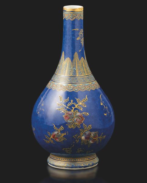 Vaso in porcellana blu con motivi floreali e motivi dorati geometrici, Cina, Dinastia Qing, epoca Xuantong, XX secolo  - Asta Fine Asian Works of Art - Associazione Nazionale - Case d'Asta italiane