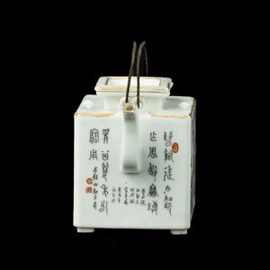 Teiera in porcellana con iscrizioni, poesia â€œBa Jiao Yuâ€ di ChengGai (Dinastia Song), Cina, XX secolo  - Asta Fine Asian Works of Art - Associazione Nazionale - Case d'Asta italiane