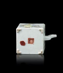 Teiera in porcellana con iscrizioni, poesia â€œBa Jiao Yuâ€ di ChengGai (Dinastia Song), Cina, XX secolo  - Asta Fine Asian Works of Art - Associazione Nazionale - Case d'Asta italiane