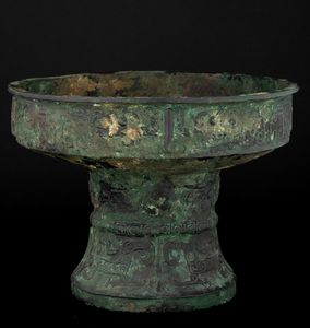 Raro e importante incensiere in bronzo inciso con motivo Taotie e decori geometrici, all'interno iscrizioni in lingua arcaica, Cina, Dinastia Shang  - Asta Fine Asian Works of Art - Associazione Nazionale - Case d'Asta italiane