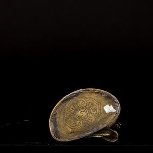 Figura di Padmapani seduta su doppio fior di loto in bronzo con tracce di doratura, Nepal, XVI secolo  - Asta Fine Asian Works of Art - Associazione Nazionale - Case d'Asta italiane