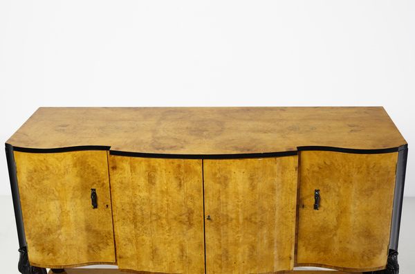 HARRY & LOU EPSTEIN : Credenza a quattro ante con fronte mosso e gambe mosse decorate a volute  - Asta Asta 458 | DESIGN E ARTI DECORATIVE DEL NOVECENTO Online - Associazione Nazionale - Case d'Asta italiane