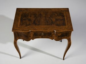 MANIFATTURA GENOVESE DEL XVIII SECOLO : Toilette lastronata e filettata in radica, piano sagomato apribile, gambe arcuate  - Asta Asta 460 | ARTE ANTICA E DEL XIX SECOLO - Da una dimora veneta e altre committenze Tradizionale - Associazione Nazionale - Case d'Asta italiane