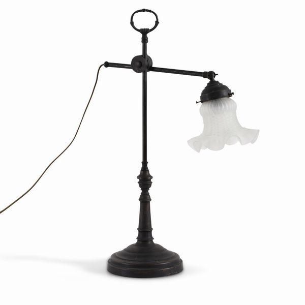 Lampada da tavolo in metallo con diffusore in vetro. XX secolo  - Asta Fabio Fazio, arredi e ricordi di una casa di campagna - Associazione Nazionale - Case d'Asta italiane
