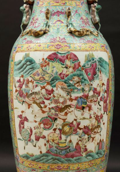 Grande vaso in porcellana a smalti policromi sui toni della Famiglia Rosa raffigurante scena di vita di corte entro riserve, decori floreali e anse a foggia di leoncino poggiante su base in bronzo dorato, Cina, Dinastia Qing, XIX secolo  - Asta Arte Orientale - Associazione Nazionale - Case d'Asta italiane