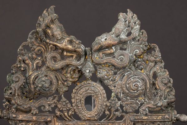 Fregio in rame sbalzato con figure di divinit�, Nepal, XVIII secolo  - Asta Arte Orientale - Associazione Nazionale - Case d'Asta italiane