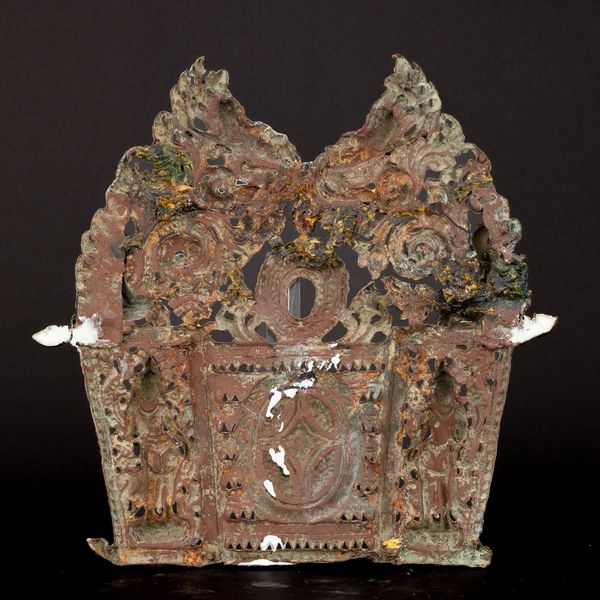 Fregio in rame sbalzato con figure di divinit�, Nepal, XVIII secolo  - Asta Arte Orientale - Associazione Nazionale - Case d'Asta italiane