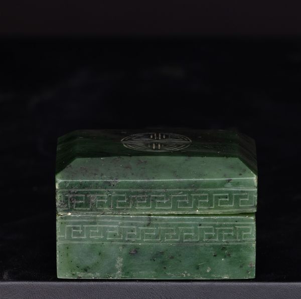 Scatola in giada verde spinacio con greca incisa sui bordi, Cina,  Dinastia Qing, XIX secolo  - Asta Arte Orientale - Associazione Nazionale - Case d'Asta italiane