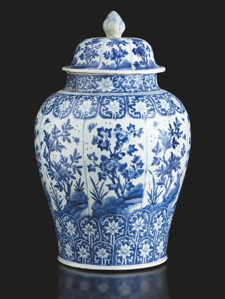 Grande potiche in porcellana bianca e blu con decori floreali e soggetti naturalistici entro riserve, Cina, Dinastia Qing, epoca Kangxi (1662-1722)<BR>  - Asta Arte Orientale - Associazione Nazionale - Case d'Asta italiane