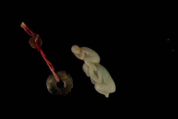 Lotto composto di figura raffigurante uroboro e figura di coppia di scimmie scolpite in giada, Cina, XIX secolo  - Asta Arte Orientale - Associazione Nazionale - Case d'Asta italiane