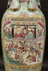 Grande vaso in porcellana a smalti policromi sui toni della Famiglia Rosa raffigurante scena di vita di corte entro riserve, decori floreali e anse a foggia di leoncino poggiante su base in bronzo dorato, Cina, Dinastia Qing, XIX secolo  - Asta Arte Orientale - Associazione Nazionale - Case d'Asta italiane