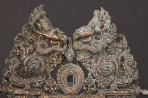 Fregio in rame sbalzato con figure di divinit�, Nepal, XVIII secolo  - Asta Arte Orientale - Associazione Nazionale - Case d'Asta italiane