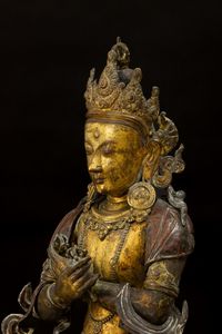 Importante figura di Vajrdara seduta su doppio fior di loto in rame repouss� e bronzo parzialmente dorato, Tibet, XV secolo  - Asta Arte Orientale - Associazione Nazionale - Case d'Asta italiane