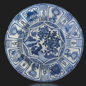 Piatto in porcellana bianca e blu Kraak, soggetto naturalistico, Cina, Dinastia Ming, epoca Wanli (1573-1619)  - Asta Arte Orientale - Associazione Nazionale - Case d'Asta italiane