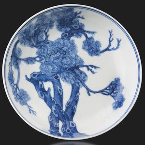 Piattino in porcellana bianca e blu raffigurante due pini, Cina, Dinastia Qing, marca e del periodo Guangxu (1875-1908)  - Asta Arte Orientale - Associazione Nazionale - Case d'Asta italiane