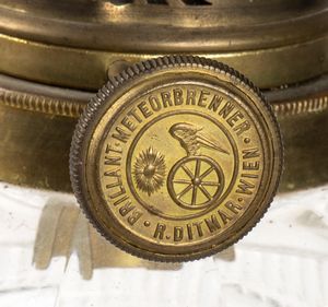 Karl Rudolf Ditmar : Lampada austriaca a petrolio in bronzo dorato  - Asta Mobili, Oggetti d'arte e Vetri da collezione - Associazione Nazionale - Case d'Asta italiane