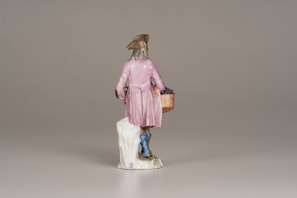 Figurina “Venditore di uva”<BR>Meissen, 1750 circa<BR>Modello di Peter Reinicke, 1753-1754<BR>  - Asta Maioliche e Porcellane da Collezione - Associazione Nazionale - Case d'Asta italiane