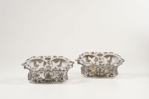 Coppia di porta ampolle<BR>Moustiers, seconda met� del XVIII secolo<BR>  - Asta Maioliche e Porcellane da Collezione - Associazione Nazionale - Case d'Asta italiane