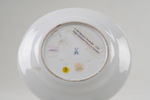 Piatto Meissen, 1735 circa (porcellana) <BR>Decorazione di Franz Ferdinand Mayer, Pressnitz (Boemia), 1750 circa  - Asta Maioliche e Porcellane da Collezione - Associazione Nazionale - Case d'Asta italiane