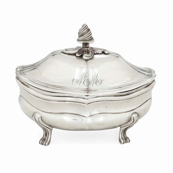 Zuccheriera. Torino, secondo quarto del XVIII secolo. Assaggiatore Bartolomeo Pagliani (1753-1775). Contrassaggiatore Giovan Battista Carron (1753-1778). Marchio dell'argentiere consunto di difficile lettura  - Asta Argenti da collezione | Antichi - Associazione Nazionale - Case d'Asta italiane