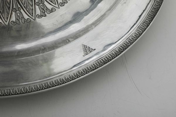 Brocca e piatto. Argento fuso, sbalzato e cesellato. Roma met� del XIX secolo. Marchio camerale in uso dal 1815 al 1872. Maestro argentiere Stefano II Sciolet (1826-1870)  - Asta Argenti da collezione | Antichi - Associazione Nazionale - Case d'Asta italiane