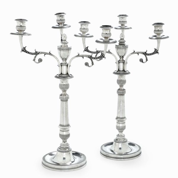 Coppia di candelabri a quattro fiamme. Napoli, prima met� del XIX secolo. Saggiatore Paulo De Blasio (1825-1832). Argentiere Gennaro Romanelli (1809-1840)  - Asta Argenti da collezione | Antichi - Associazione Nazionale - Case d'Asta italiane