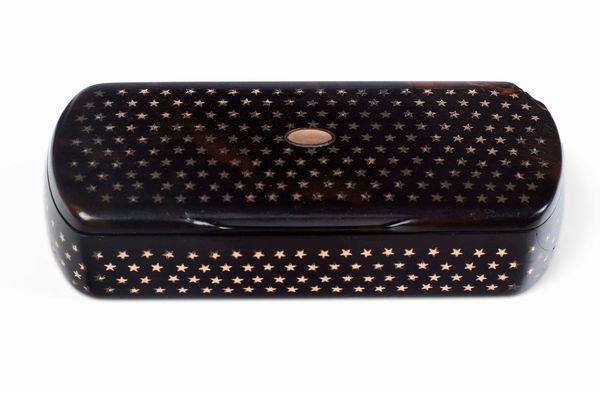 Tabacchiera con decori in oro a basso titolo. Manifattura europea del XVIII-XIX secolo  - Asta Argenti da collezione | Antichi - Associazione Nazionale - Case d'Asta italiane