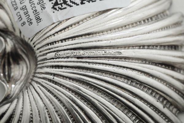 Due ciotole, una a conchiglia una a foglia di ninfea.   Maison Gianmaria Buccellati. Argentiere Clementi, Bologna. Italia XX-XXI secolo  - Asta Argenti da collezione | Antichi - Associazione Nazionale - Case d'Asta italiane