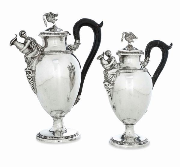 Due caffettiere. Argento  fuso, sbalzato e cesellato. Ausburg 1823. Argentiere Johanneorg Kr�ner (1819-1855)  - Asta Argenti da collezione | Antichi - Associazione Nazionale - Case d'Asta italiane